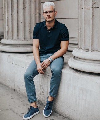 Как носить синие брюки чинос с черной футболкой-поло