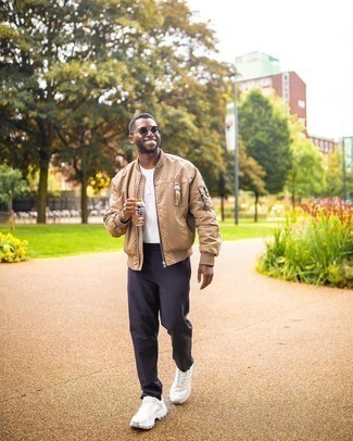 Какие бомберы носить с синими брюками чинос