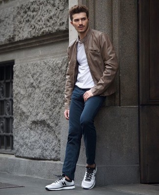 Как носить синие брюки чинос с коричневым бомбером