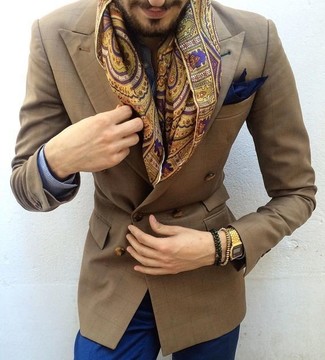 Как носить синие брюки чинос с коричневыми кожаными монками с двумя ремешками