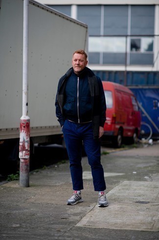 Как носить синие брюки чинос с серыми кроссовками