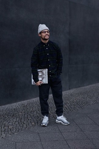 Как носить синие брюки чинос с серыми кроссовками