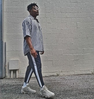 Как носить синие брюки чинос с серыми кроссовками
