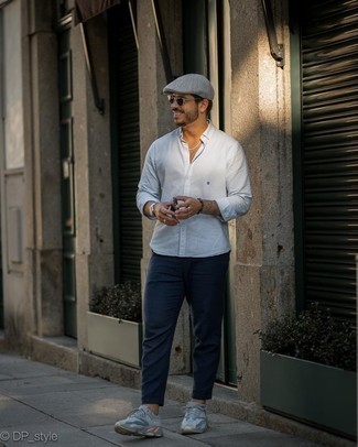 Как носить синие брюки чинос с серыми кроссовками