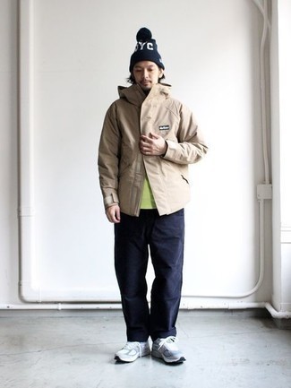 Как носить синие брюки чинос с серыми кроссовками