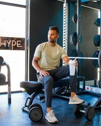 Как носить синие брюки чинос с серыми кроссовками