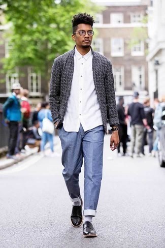 Как носить синие брюки чинос с серым кардиганом