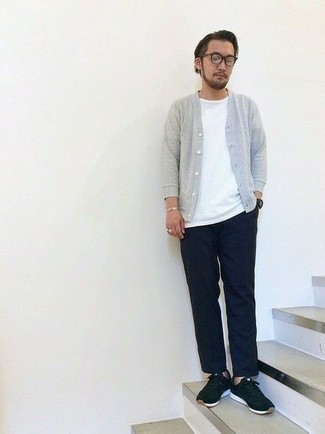 Как носить синие брюки чинос с серым кардиганом