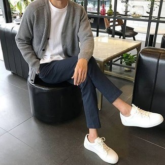 Как носить синие брюки чинос с серым кардиганом