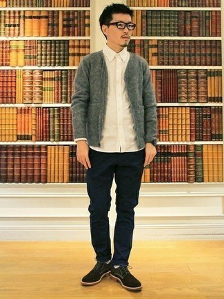 Как носить синие брюки чинос с серым кардиганом