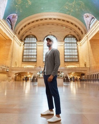 Как носить синие брюки чинос с серым кардиганом