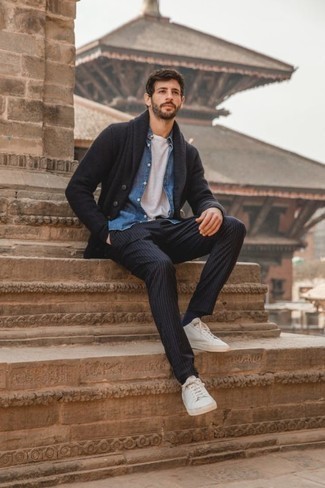 Как носить синие брюки чинос с серым кардиганом