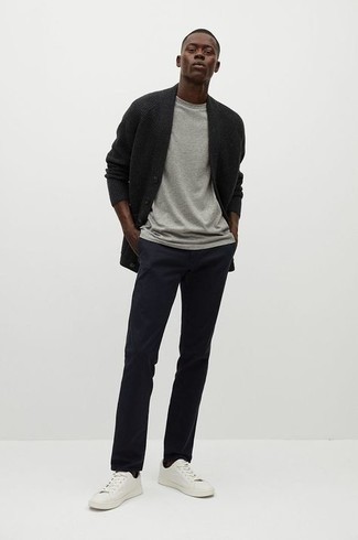 Как носить синие брюки чинос с серым кардиганом