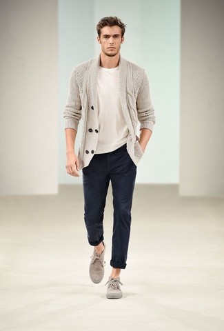 Как носить синие брюки чинос с серыми замшевыми ботинками дезертами