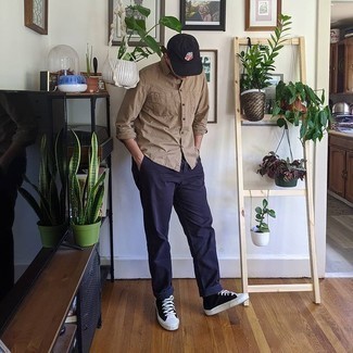 Какие высокие кеды носить с синими брюками чинос