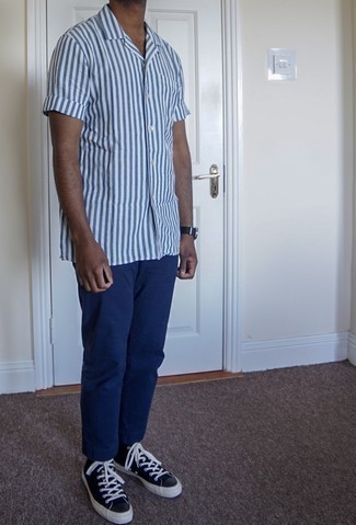 Какие высокие кеды носить с синими брюками чинос