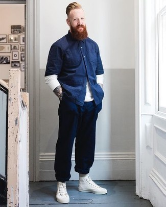 Какие высокие кеды носить с синими брюками чинос