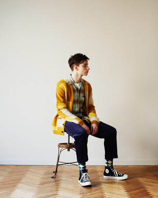 Какие высокие кеды носить с синими брюками чинос