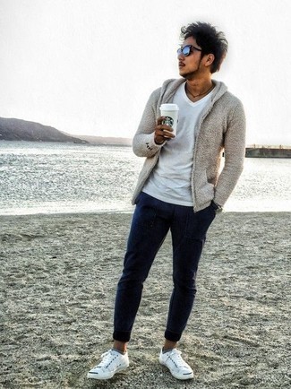 Какой худи носить с синими брюками чинос