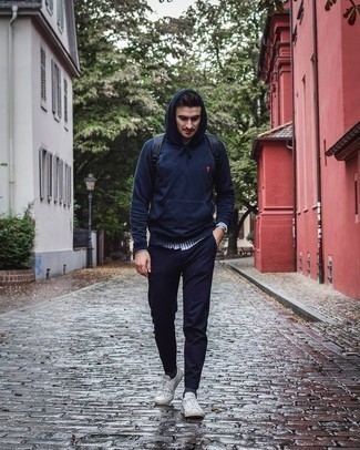 Какой худи носить с синими брюками чинос