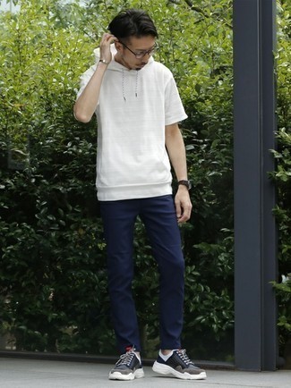 Какой худи носить с синими брюками чинос