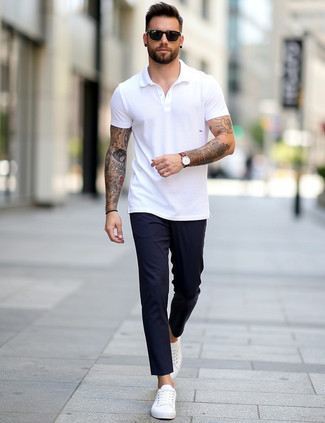 Какие низкие кеды носить с синими брюками чинос