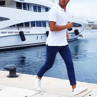 Какие низкие кеды носить с синими брюками чинос