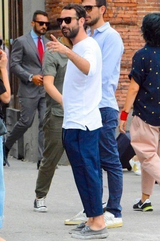 Какие низкие кеды носить с синими брюками чинос