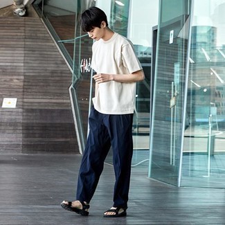 Какие сандалии носить с синими брюками чинос