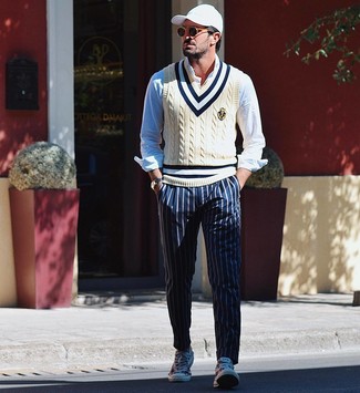 Какие трикотажные жилеты носить с синими брюками чинос