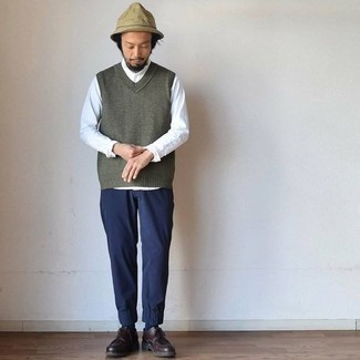 Какие трикотажные жилеты носить с синими брюками чинос