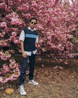 Какие трикотажные жилеты носить с синими брюками чинос