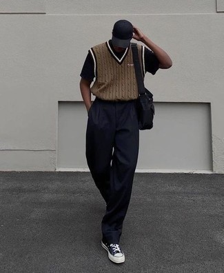 Какие трикотажные жилеты носить с синими брюками чинос