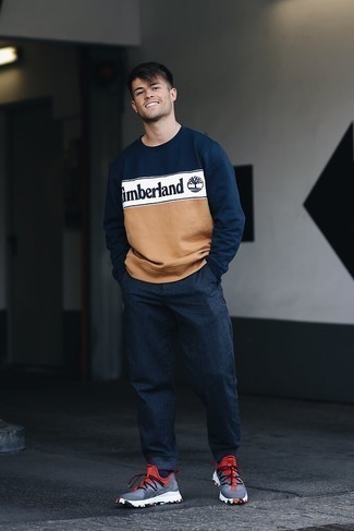 Какие свитшоты носить с синими брюками чинос