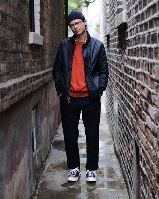 Какие свитшоты носить с синими брюками чинос