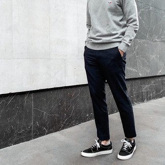 Какие свитшоты носить с синими брюками чинос