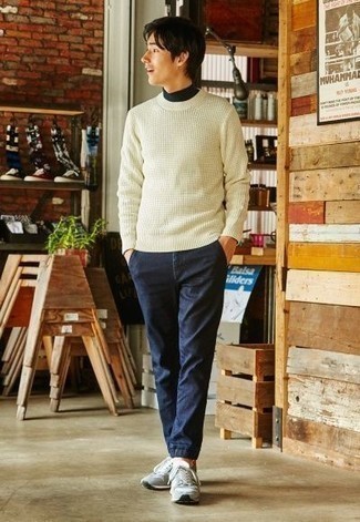 Какие водолазки носить с синими брюками чинос