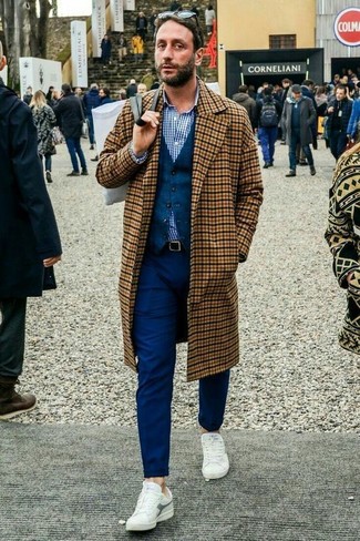 Какие жилеты носить с синими брюками чинос