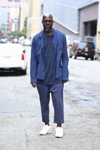 Как носить синие брюки чинос с белыми кроссовками