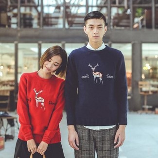 С чем носить синий новогодний свитер мужчине