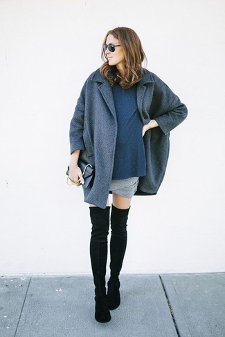 Какие мини-юбки носить с синим пальто