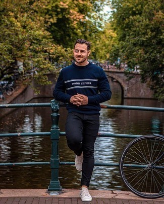 Как носить синий свитер с круглым вырезом с черными джинсами мужчине