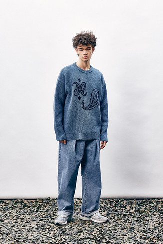 Как носить синий свитер с круглым вырезом с синими джинсами мужчине