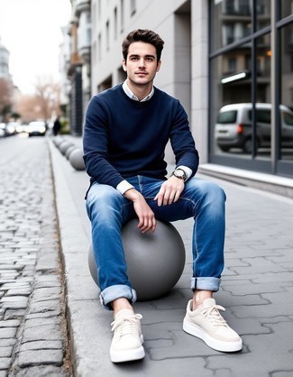 Как носить синий свитер с круглым вырезом с синими джинсами мужчине