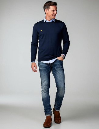 Как носить синий свитер с круглым вырезом с синими джинсами мужчине