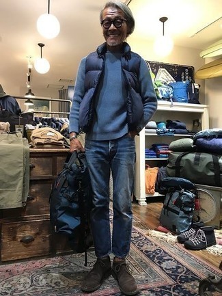 Как носить синий свитер с круглым вырезом с синими джинсами мужчине