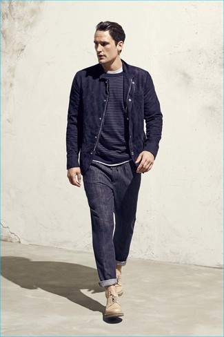 Какие бомберы носить с синим свитером с круглым вырезом мужчине