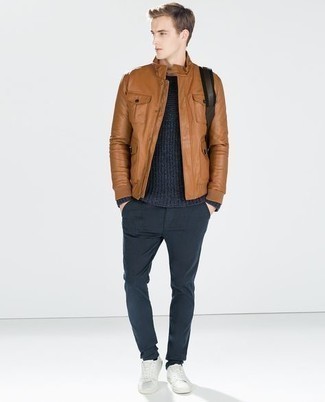 Какие бомберы носить с синим свитером с круглым вырезом мужчине