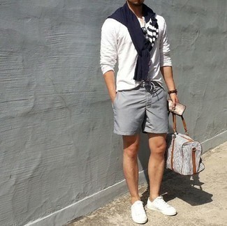 Как носить синий свитер с круглым вырезом с серыми шортами мужчине