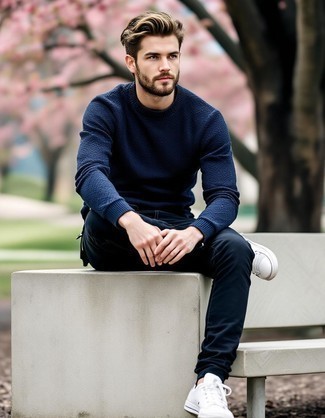 Какие джинсы носить с синим свитером с круглым вырезом мужчине